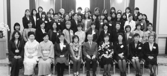 参加者一同華やかに(中央・熊江教授)