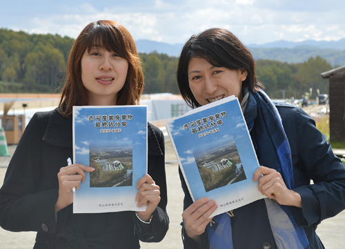 最終処分場をバックに