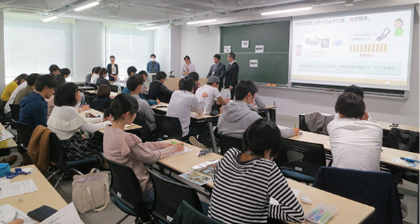 真剣に聴き入る学生さんたち