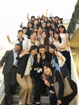 碇社長と船をバックに