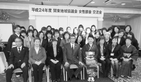 高橋会長（前列中央）、古川専務理事（前列左）とともに、参加者全員集合