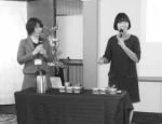 お茶の淹れ方実演（左は参加者代表の佐々木氏）